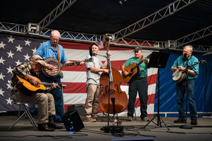 Live Music on the Queenslake lakeside stage